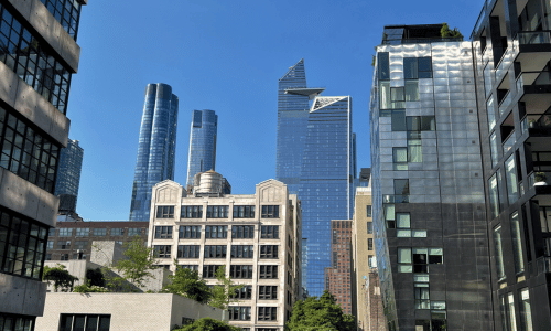 Chelsea Coffee Shops | Modern Cafés in New York City Modern glass and brick buildings under a clear blue sky in Chelsea, New York City — reflecting the area’s vibrant café and creative culture.