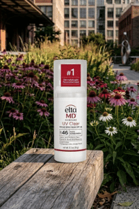 protector solar EltaMD sobre banco en el High Line NYC con flores y vista urbana en Chelsea Manhattan