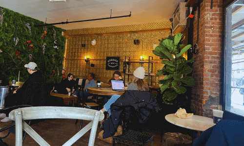 interior de Kobrick Coffee West Village NYC con asientos cerca del High Line y Little Island