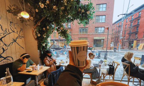 interior de Maman West Village NYC con vista a la calle cerca del Meatpacking District Manhattan