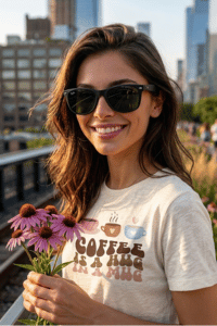 mujer caminando por el High Line NYC con camiseta de café y vista urbana en Chelsea Manhattan